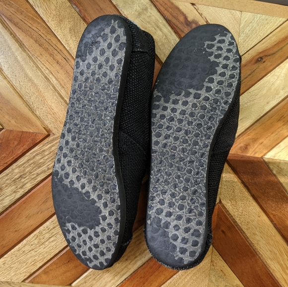 TOMS black on black slip on burlap shoes W 7 - Picture 2 of 4